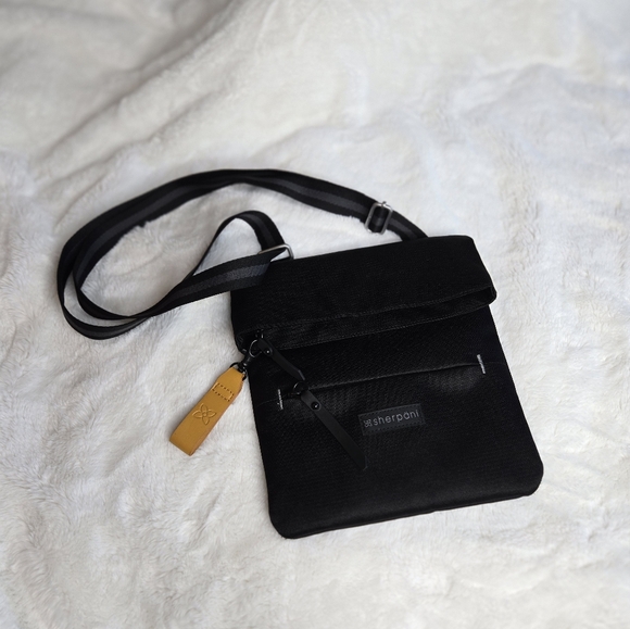 Sherpani Crossbody - Picture 3 of 10
